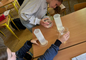 Lekcja fizyki w klasach siódmych i wyznaczanie gęstości ciał.