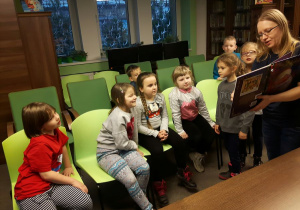 Klasa IIA odwiedza Wojewódzką Bibliotekę Publiczną w Łodzi