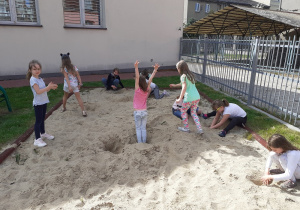 Uczniowie bawią się na boisku.