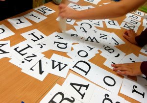 Uczniowie układają litery.
