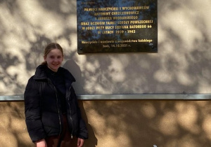 Uczennica klasy 8b składa hołd pamięci dla bohaterów walki o polską szkołę.