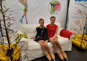 Amelia Gąsior i Lena Kopytowska uczennice klasy 7a