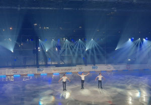 Zawodnicy stoją na tafli lodowej.