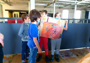 Uczniowie prezentują swoje prace.
