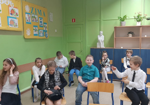 Dzieci siedzą w oczekiwaniu na wystąpienie