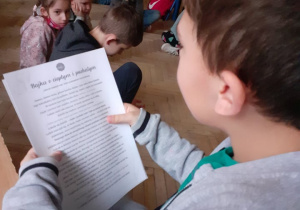 Uczeń czyta.