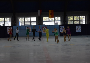 Uczniowie i absolwenci SP 46 tańczą na lodzie