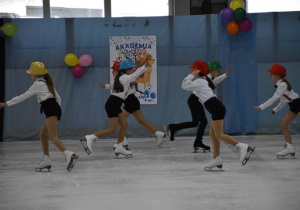 Uczniowie i absolwenci SP 46 tańczą na lodzie