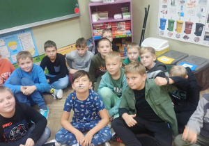 Uczniowie klasy 3b podczas klasowych obchodów Dnia Chłopaka