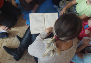 Uczniowie podczas czytania baśni.