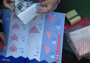 Uczniowie podczas próby składania origami.
