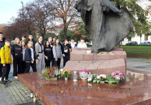 Uczniowie klas: 8b i 8c przed pomnikiem św. Jana Pawła II