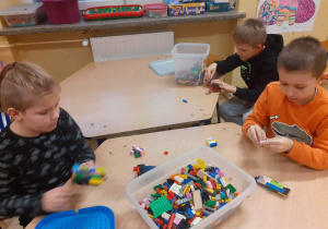Uczniowie świetlicy podczas twórczej pracy z klockami LEGO.