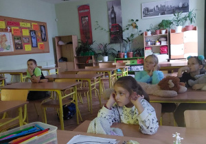 Uczniowie podczas projekcji filmu edukacyjnego o historii pluszowego misia.