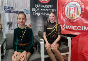 Uczennice klasy 8a Amelia Gąsior i Lena Kopytowska prezentujące naszą szkołę w zawodach.
