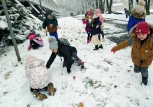 Bitwa na śnieżki wśród uczniów klasy 1a.