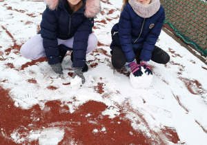 Uczennice klasy 3a podczas zabaw na śniegu.
