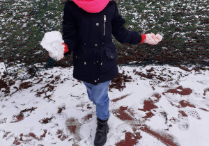 Uczennica klasy 1b podczas zabaw na śniegu.