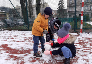 Uczniowie świetlicy podczas zabaw na śniegu.