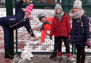 Uczniowie świetlicy podczas zabaw na śniegu.
