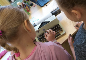 Uczniowie klasy 1a poznają maszynę do pisania - pierwsze próby pisania na maszynie.