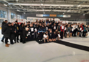 Pamiątkowe zdjęcie grupowe uczestników Olimpiady Młodzieżowej wraz trenerami.
