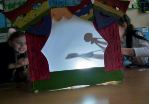 Aranżacja przedstawienia teatralnego do lektury "Cukierku, ty łobuzie!" w wykonaniu uczniów klasy 1a.