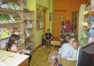 Uczniowie uczestniczą w zajęciach w czytelni.