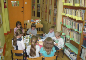 Uczniowie uczestniczą w zajęciach w czytelni.