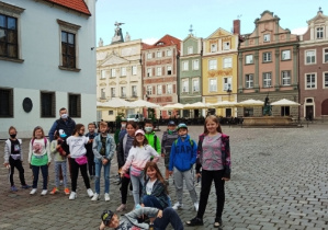 Uczniowie zwiedzają Poznań.
