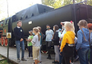 Uczniowie oglądają lokomotywę.
