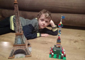 Chłopiec patrzy na makiety Wieży Eiffla