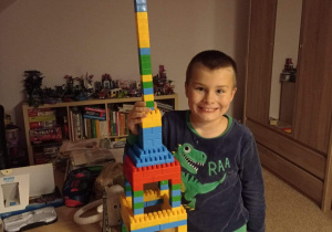Chłopiec patrzy na makietę Wieży Eiffla