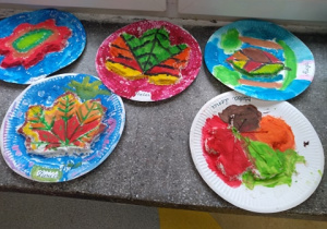 Papierowe talerze ozdobione przez uczniów.