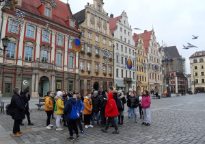 Uczniowie zwiedzają Wrocław.