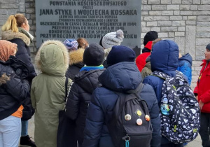 Uczniowie stoją przed budynkiem, w którym znajduje się Panorama Racławicka