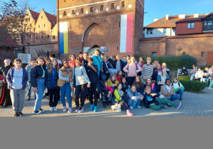 Uczniowie zwiedzają Toruń.